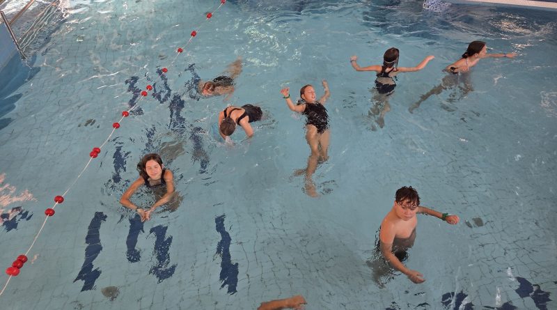 Wodne szaleństwo klas 5a i 5b z okazji Dnia Chłopca!